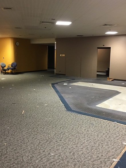 More Photos Of 901-934 Center St, Elgin Hospital For Sale