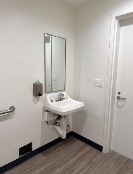 More Photos Of 5660 W Venice Blvd, Los Angeles General Retail For Lease
