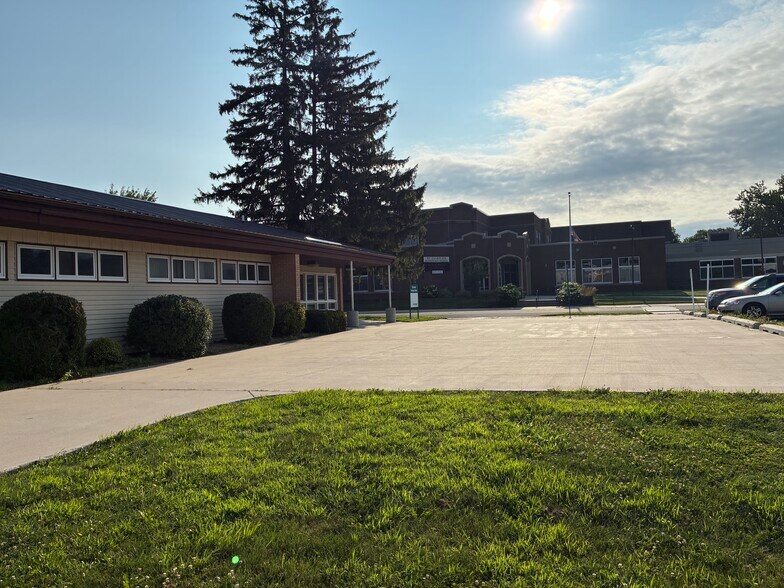 More Photos Of 936 Church Ave, Saint Charles Office For Sale