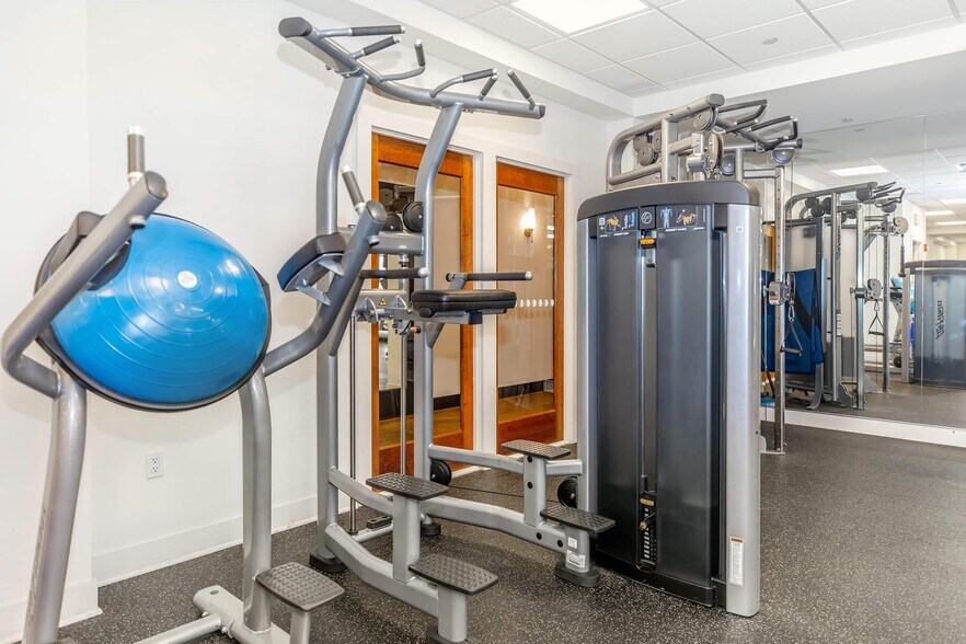 More Photos Of 515 West Ave, Norwalk Unknown For Lease
