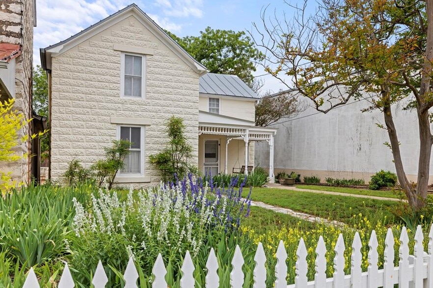 More Photos Of 421 W Main St, Fredericksburg Office Residential For Lease