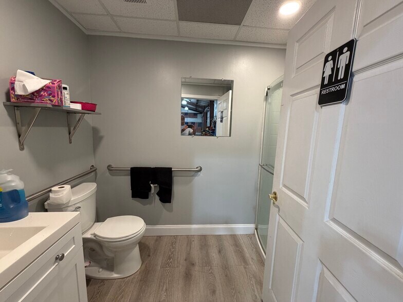 More Photos Of 5541 Thompson Bridge Rd, Murrayville Warehouse For Sale