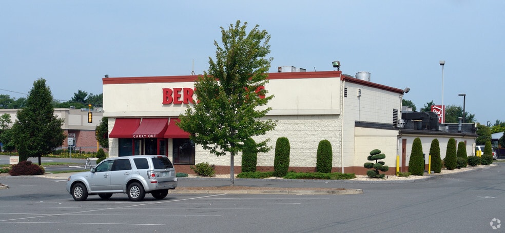 More Photos Of 17 Commerce Way, Woburn Restaurant For Lease