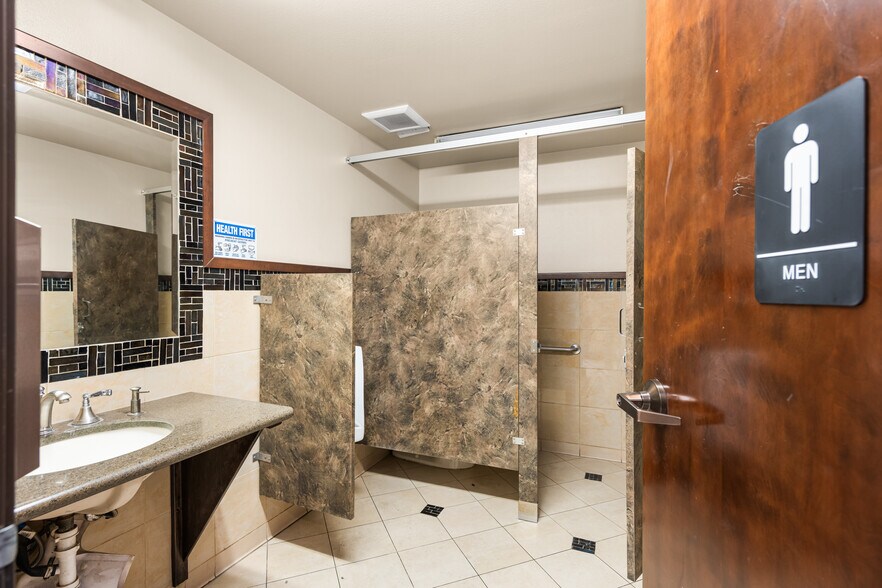 More Photos Of 2525 W Woodland Dr, Anaheim Light Distribution For Lease