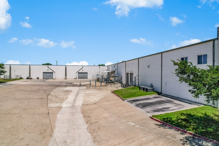 More Photos Of 400 S Heatherwilde Blvd, Pflugerville Manufacturing For Lease