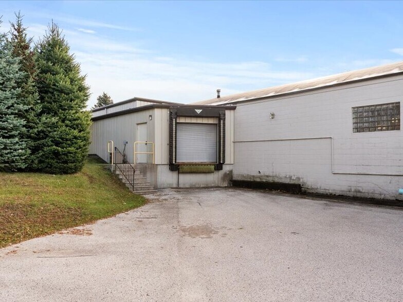 More Photos Of 403 S 4th Ave, Saint Nazianz Service For Sale