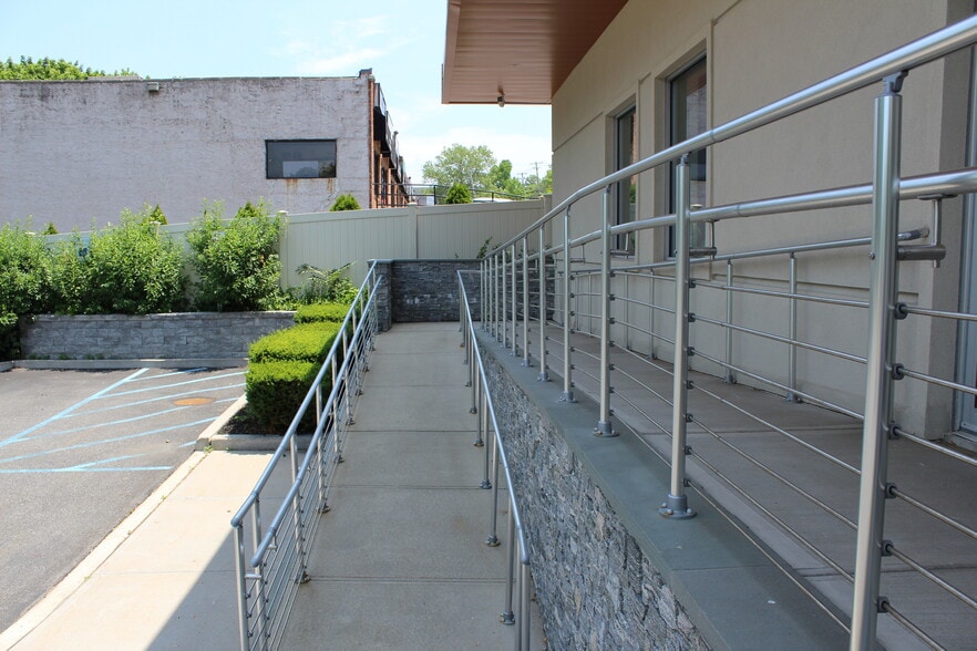 More Photos Of 607 W Jericho Tpke, Huntington General Retail For Lease