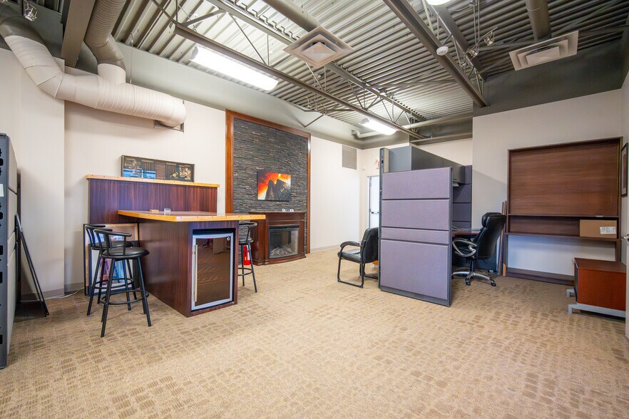 More Photos Of 120 Pembina Rd, Sherwood Park Light Manufacturing For Sale