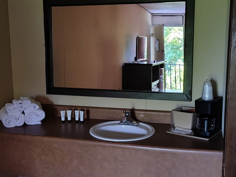 More Photos Of 10770 E State Highway 76, Branson West Hotel For Sale