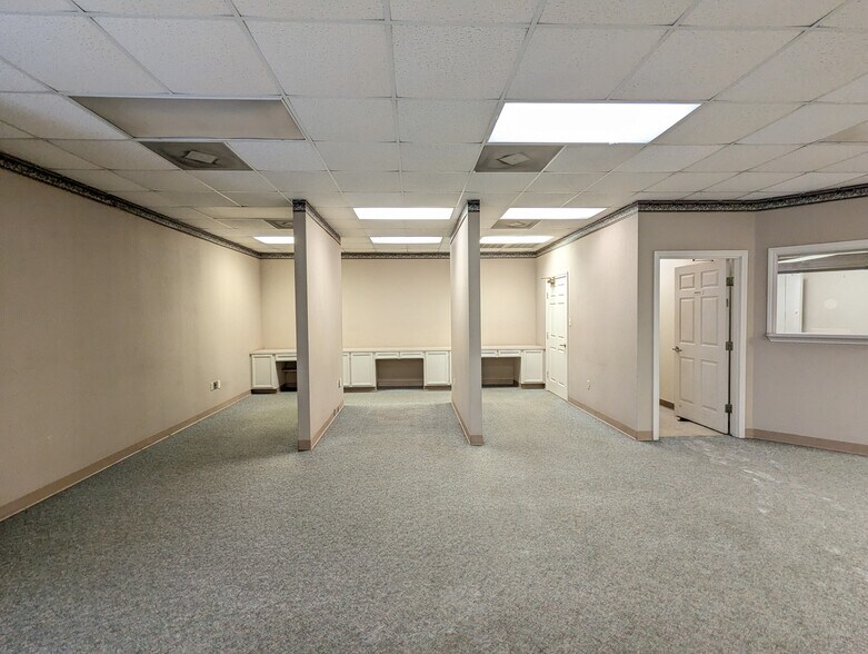 More Photos Of 6095 College St, Beaumont Office For Sale