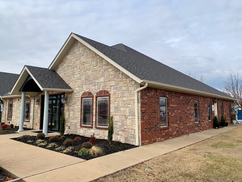 More Photos Of 903 SE 22nd St, Bentonville Office For Lease