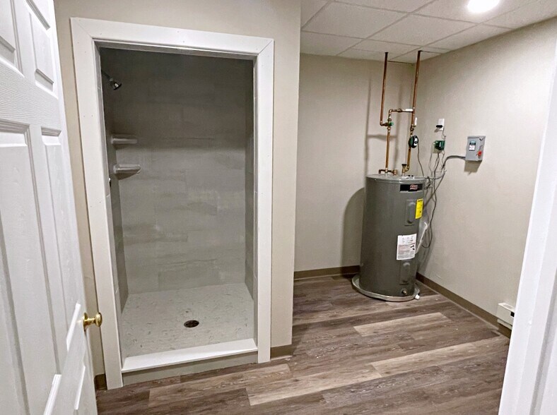 More Photos Of 30R Pine St, Stoneham Industrial For Lease