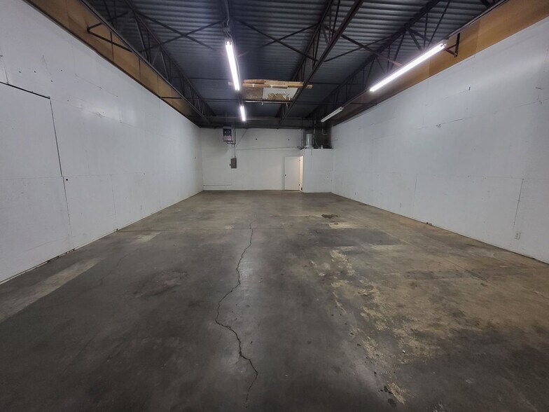 More Photos Of 7112 NW Melrose Ln, Oklahoma City Manufacturing For Lease