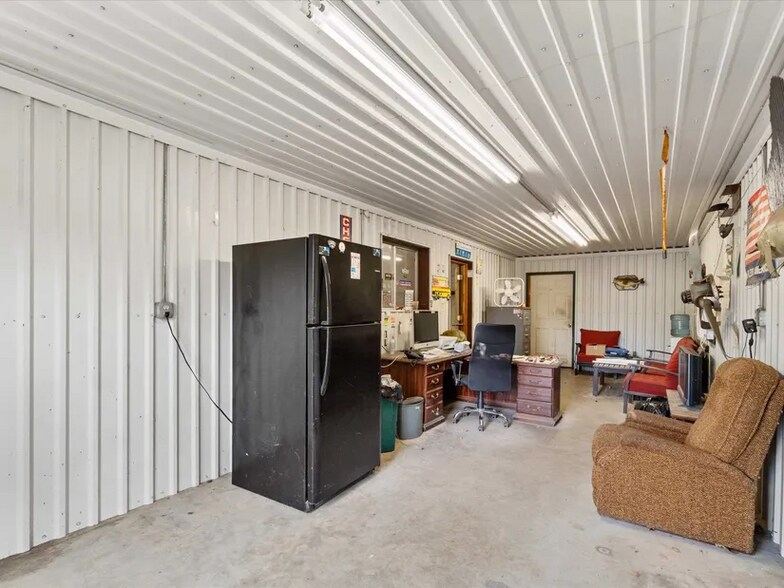 More Photos Of 420 E Scott St, Gilmer Industrial For Sale