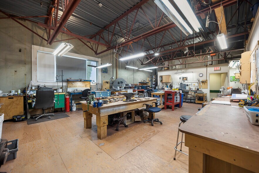 More Photos Of 19289 Langley Byp, Surrey Light Distribution For Sale