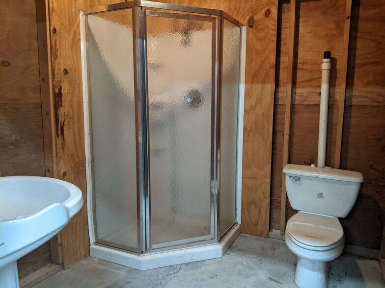 More Photos Of 377 Partnership Rd, Seguin Warehouse For Lease