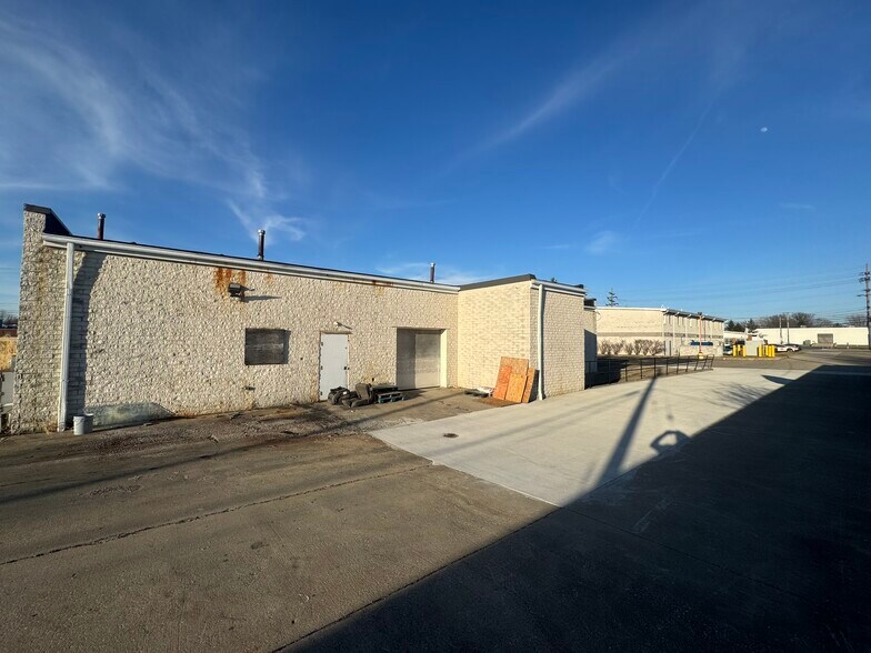 More Photos Of 13425 Snow Rd, Brook Park Freestanding For Lease