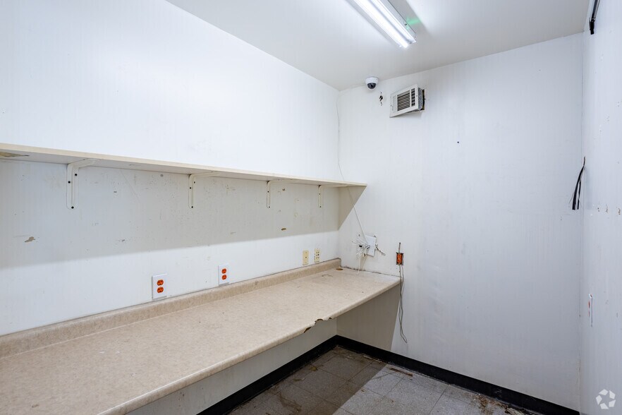 More Photos Of 4072 Glenwood Rd, Decatur Freestanding For Lease