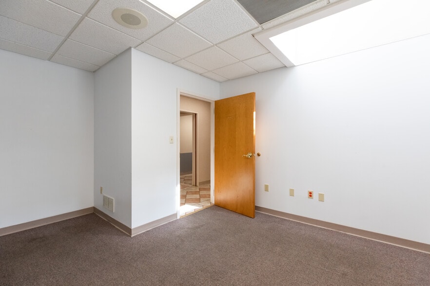 More Photos Of 640 S Walker St, Bloomington Medical For Sale