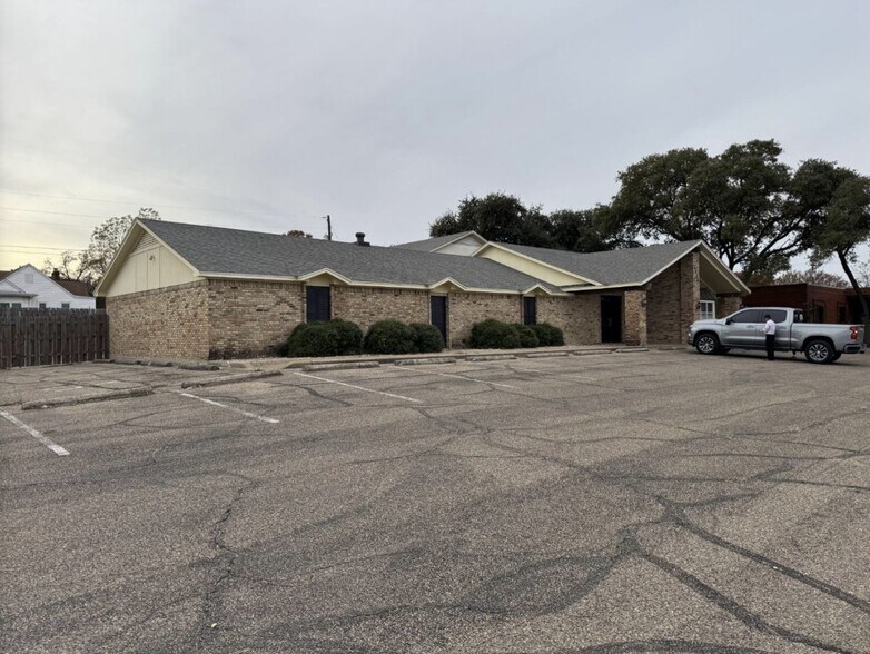 More Photos Of 2124 N 25th St, Waco Medical For Sale