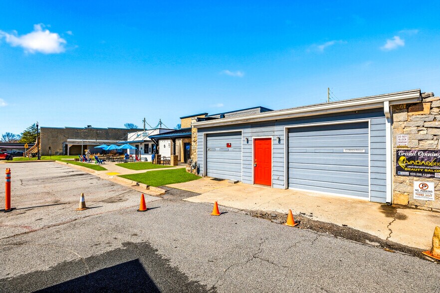 More Photos Of 410 Grayson Pky, Grayson Storefront For Sale