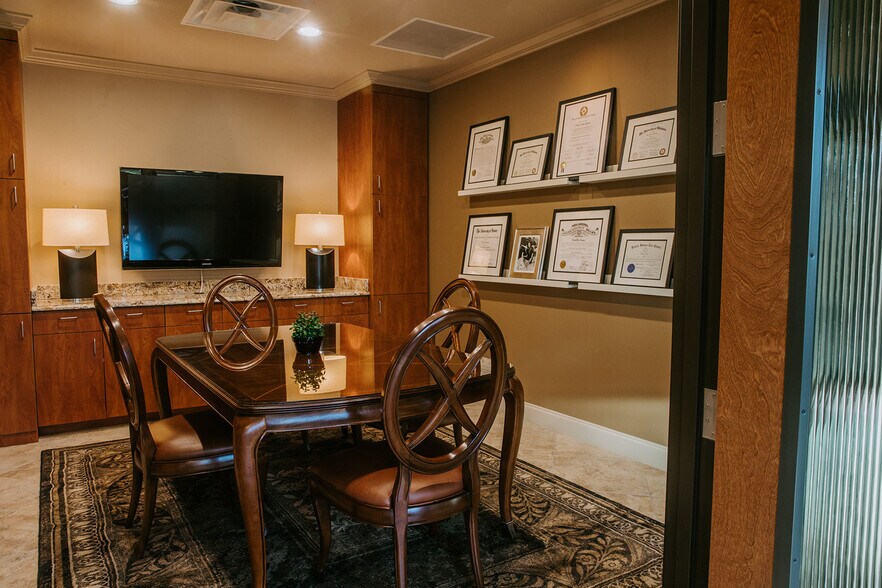 More Photos Of 2806 Flintrock Trace, Lakeway Loft Creative Space For Sale