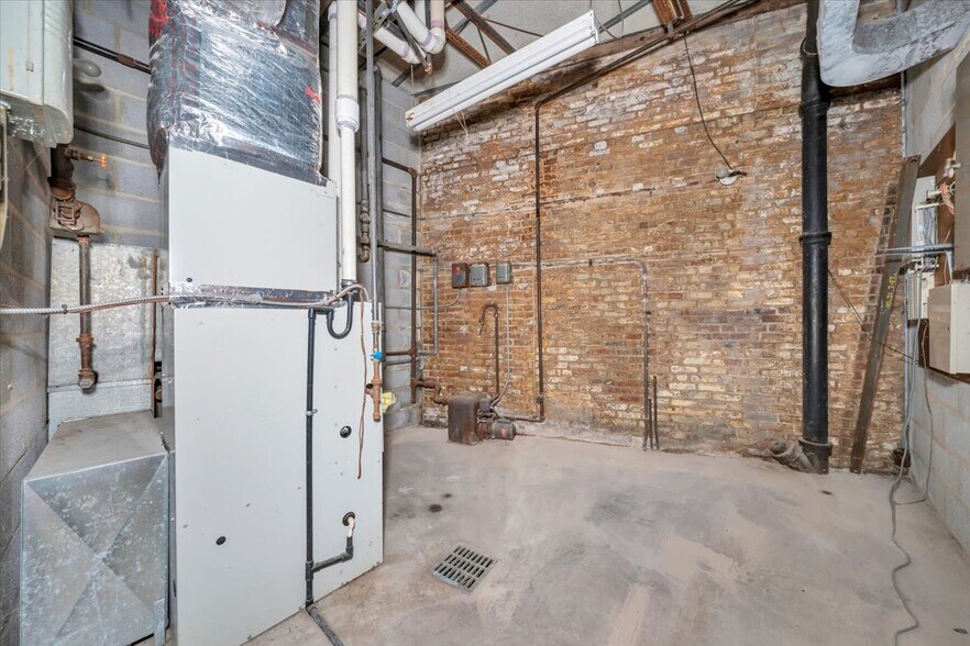 More Photos Of 231 S Colorado St, Salem Freestanding For Sale
