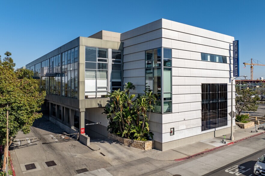 More Photos Of 110 S Fairfax Ave, Los Angeles Office For Lease