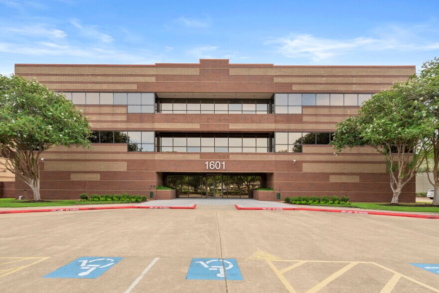 More Photos Of 1601 Industrial Blvd, Sugar Land Medical For Lease