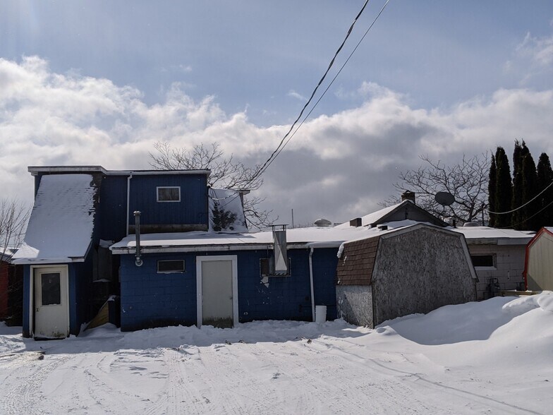 More Photos Of 205 E Central Ave, Mackinaw City Storefront For Lease