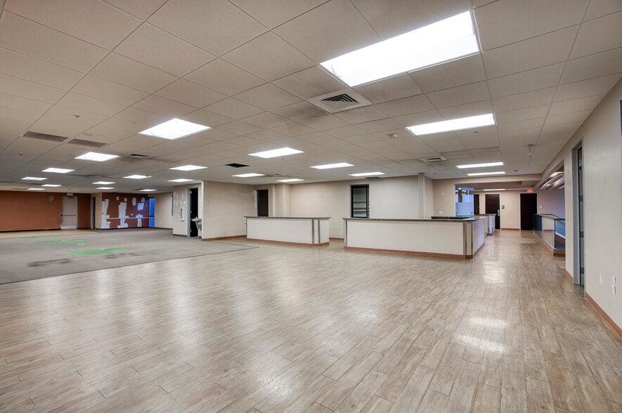 More Photos Of 16222 N 59th Ave, Glendale Unknown For Lease