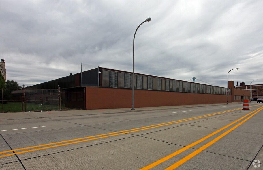 More Photos Of 2121-2225 W Fort St, Detroit Warehouse For Lease
