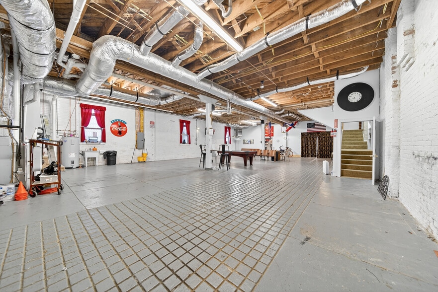 More Photos Of 109 7th Ave E, Springfield Flex For Sale