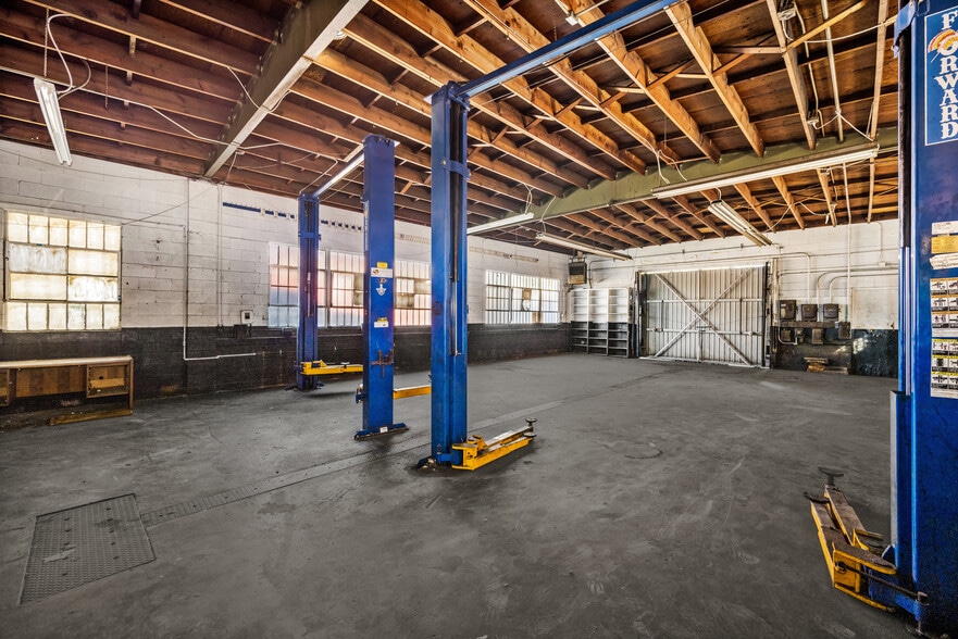 More Photos Of 111 E Wilhelmina St, Anaheim Auto Repair For Lease