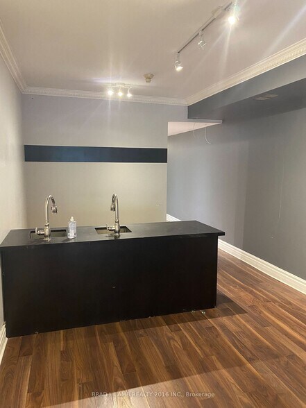 More Photos Of 803-805 Dundas St W, Toronto Storefront Retail Office For Lease