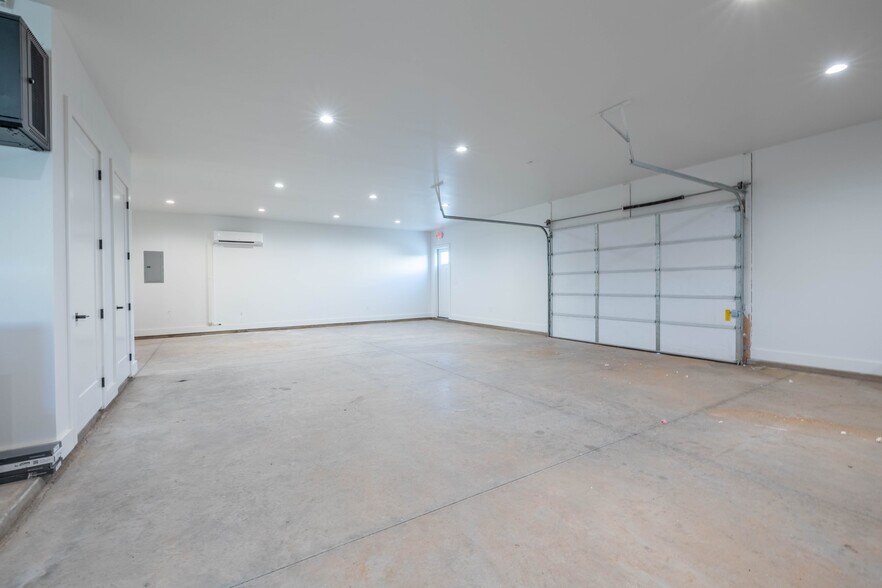 More Photos Of 8343 Upland Ave, Lubbock Office For Sale