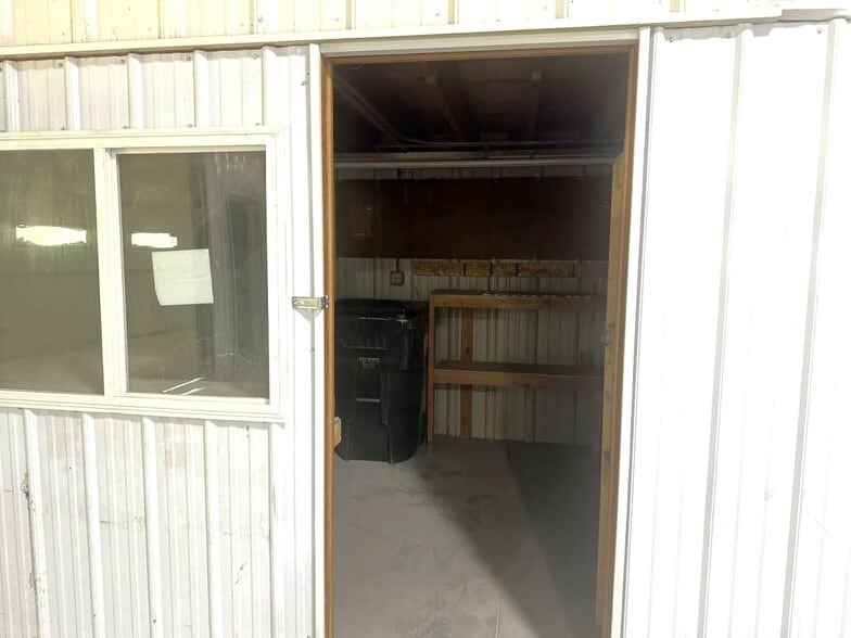 More Photos Of 1015 W Woodside St, Mcpherson Industrial For Sale