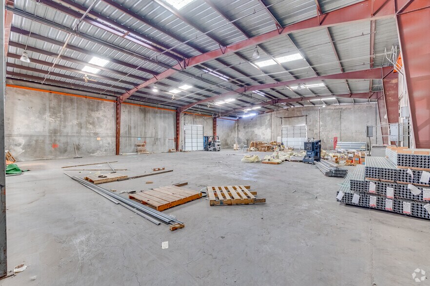More Photos Of 1315 E Gibson Ln, Phoenix Warehouse For Lease