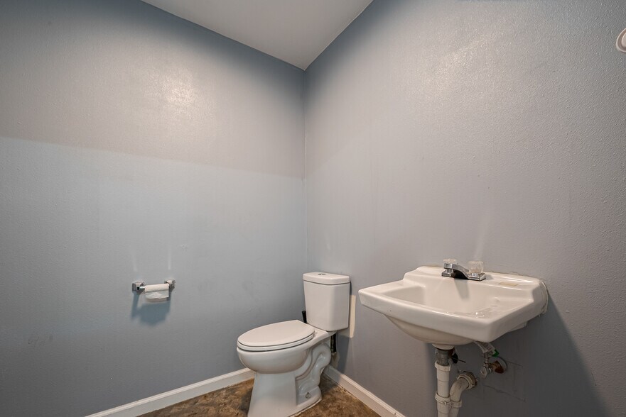 More Photos Of 3715 US-59 Hwy, Rosenberg Warehouse For Lease