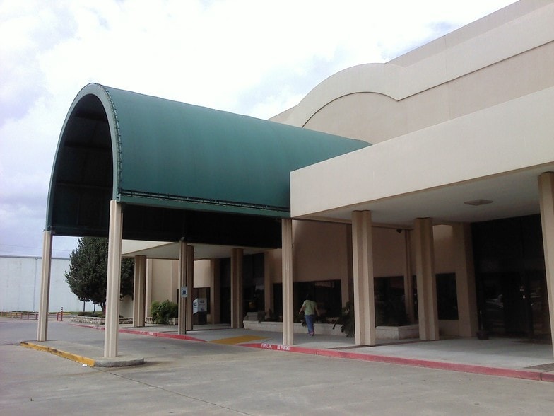 More Photos Of 755 S 11th St, Beaumont Office For Lease
