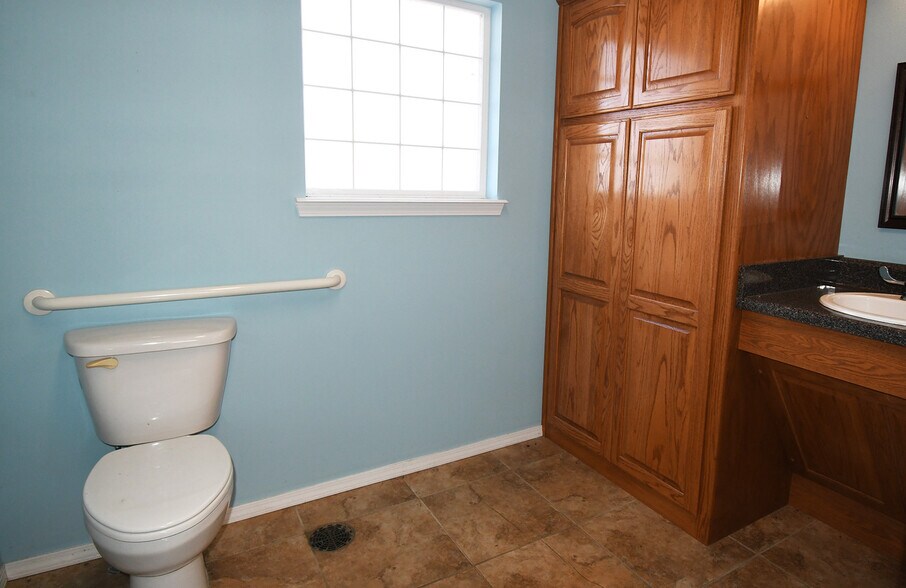 More Photos Of 455 W Ruth Ave, Sallisaw Office For Sale