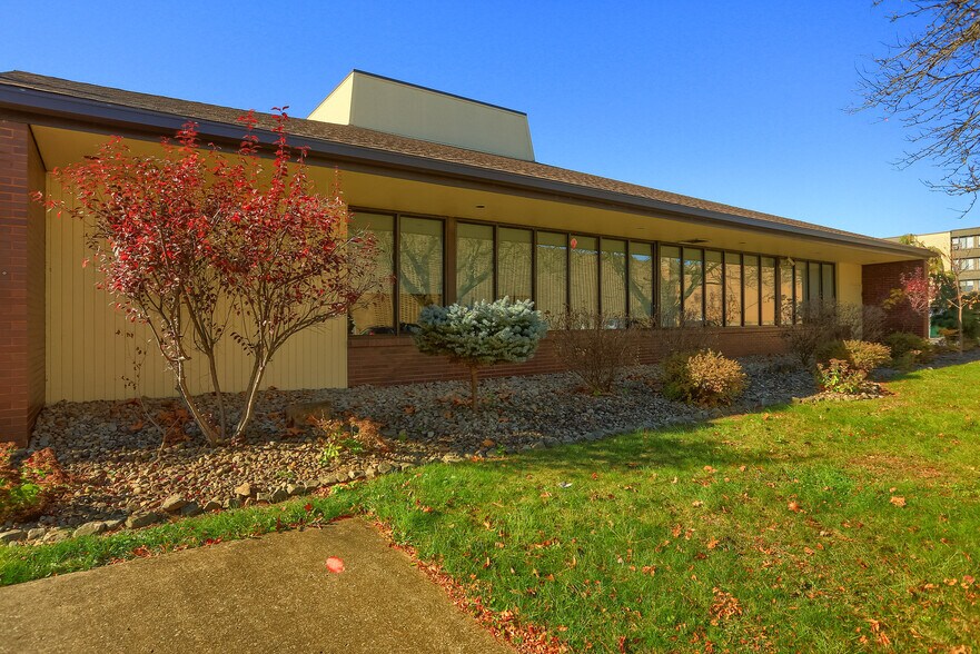 More Photos Of 100 W Washington St, New Castle Restaurant For Lease