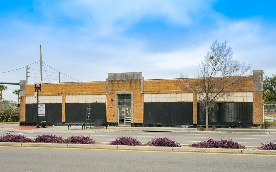 More Photos Of 1100 N Main St, Jacksonville Office For Lease
