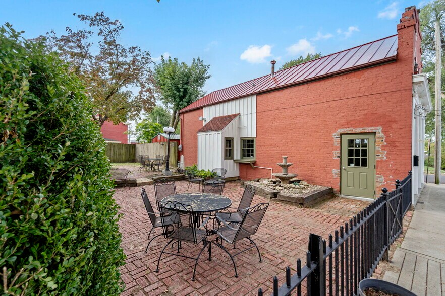 More Photos Of 901 Franklin Ave, Lexington General Retail For Sale