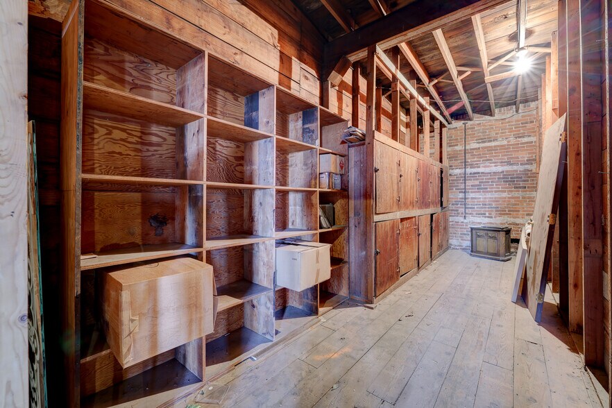 More Photos Of 309 South St, Pella Industrial For Sale