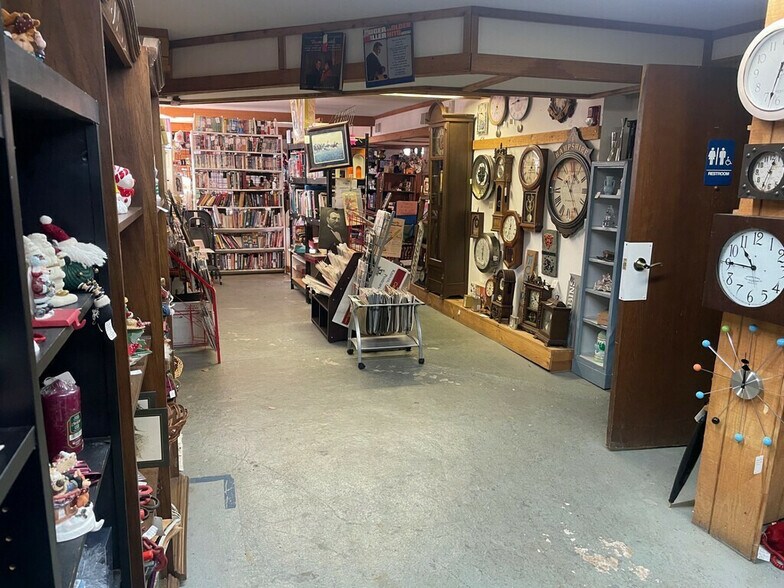 More Photos Of 43W407 US Highway 20, Pingree Grove Storefront Retail Residential For Sale