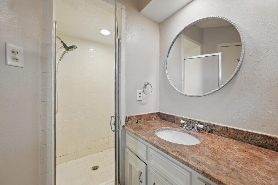 More Photos Of 300 Paul Wilson Rd, Wylie Showroom For Lease