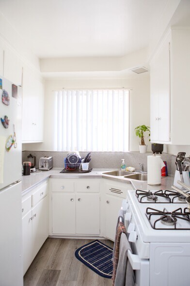 More Photos Of 541 Normandie Ave, Los Angeles Apartments For Sale