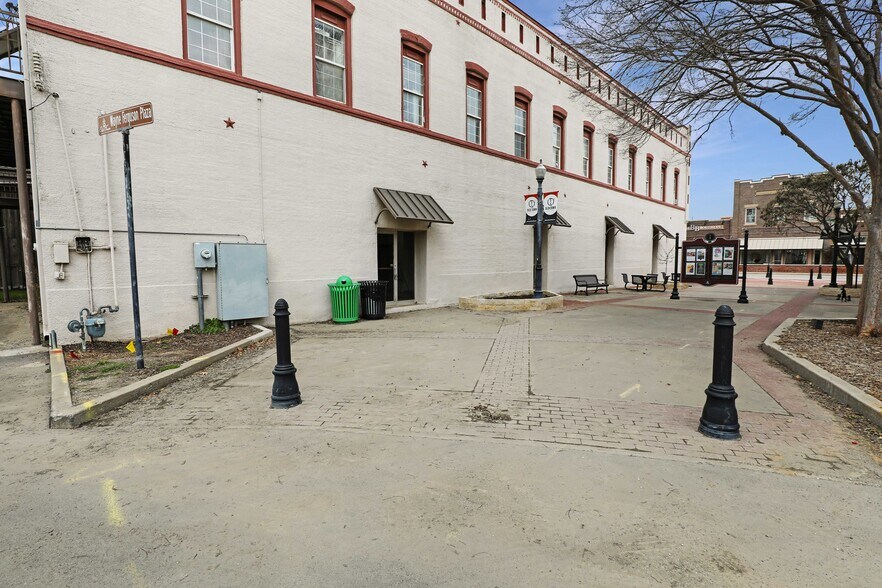 More Photos Of 150 W Main St, Lewisville Bar For Lease