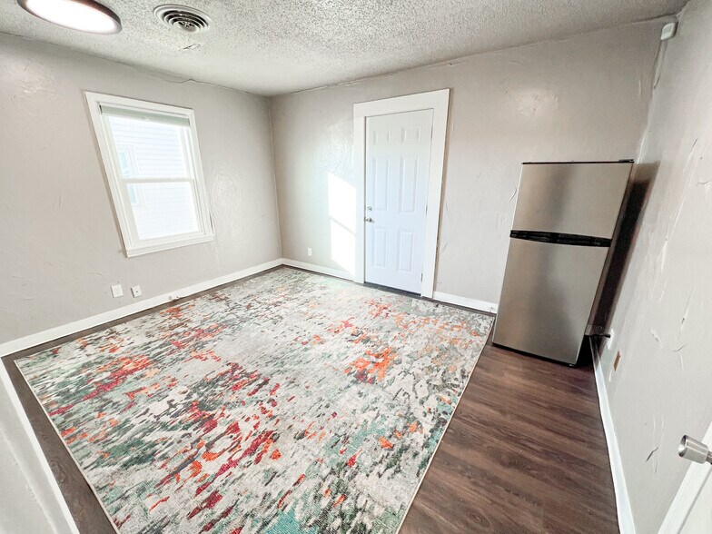 More Photos Of 1309 N Big Spring St, Midland Office For Lease